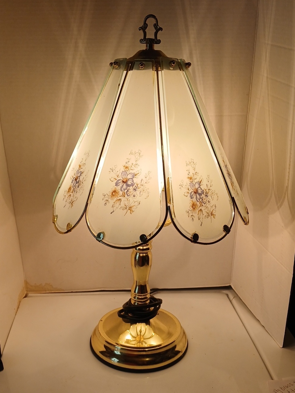 Vintage Brass Tone Floral Glass Panel Table Accent Lamp